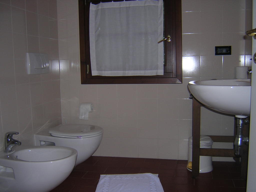 Agriturismo Trebisonda Country Resort Monzambano Quarto foto